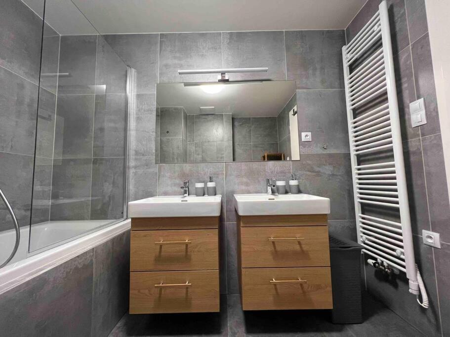 Newly Built Apartment With Balcony, Ac And Free Indoor Garage Prag Eksteriør billede