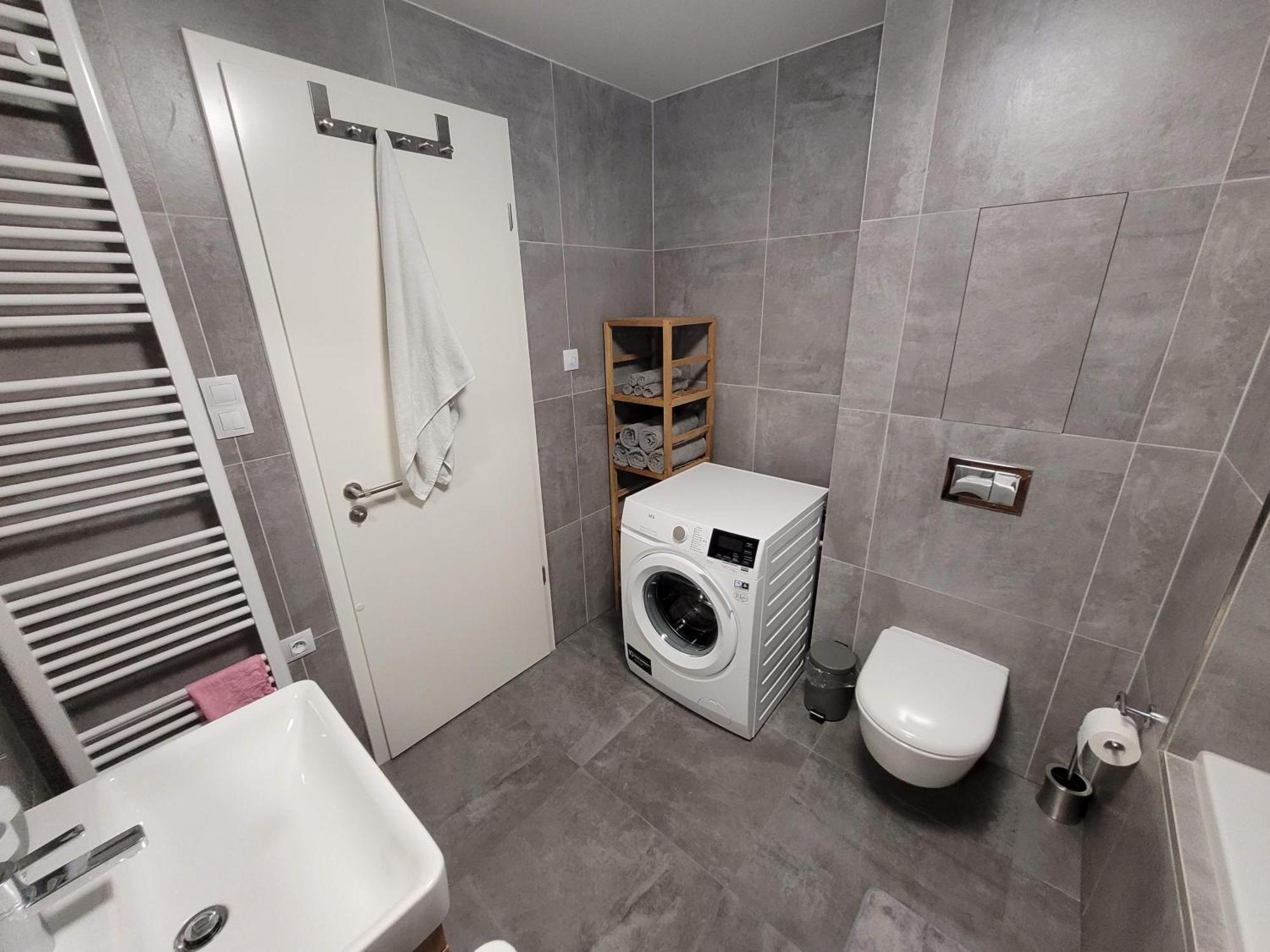 Newly Built Apartment With Balcony, Ac And Free Indoor Garage Prag Eksteriør billede