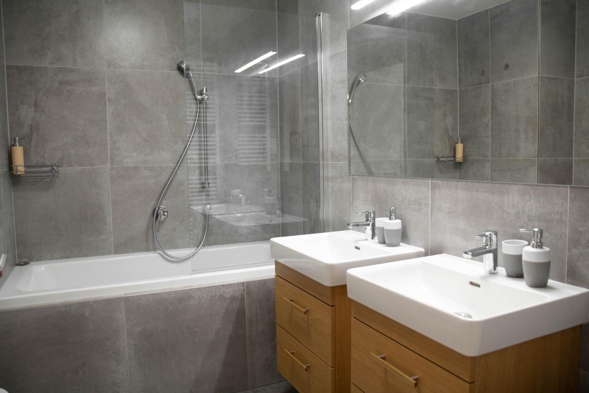 Newly Built Apartment With Balcony, Ac And Free Indoor Garage Prag Eksteriør billede