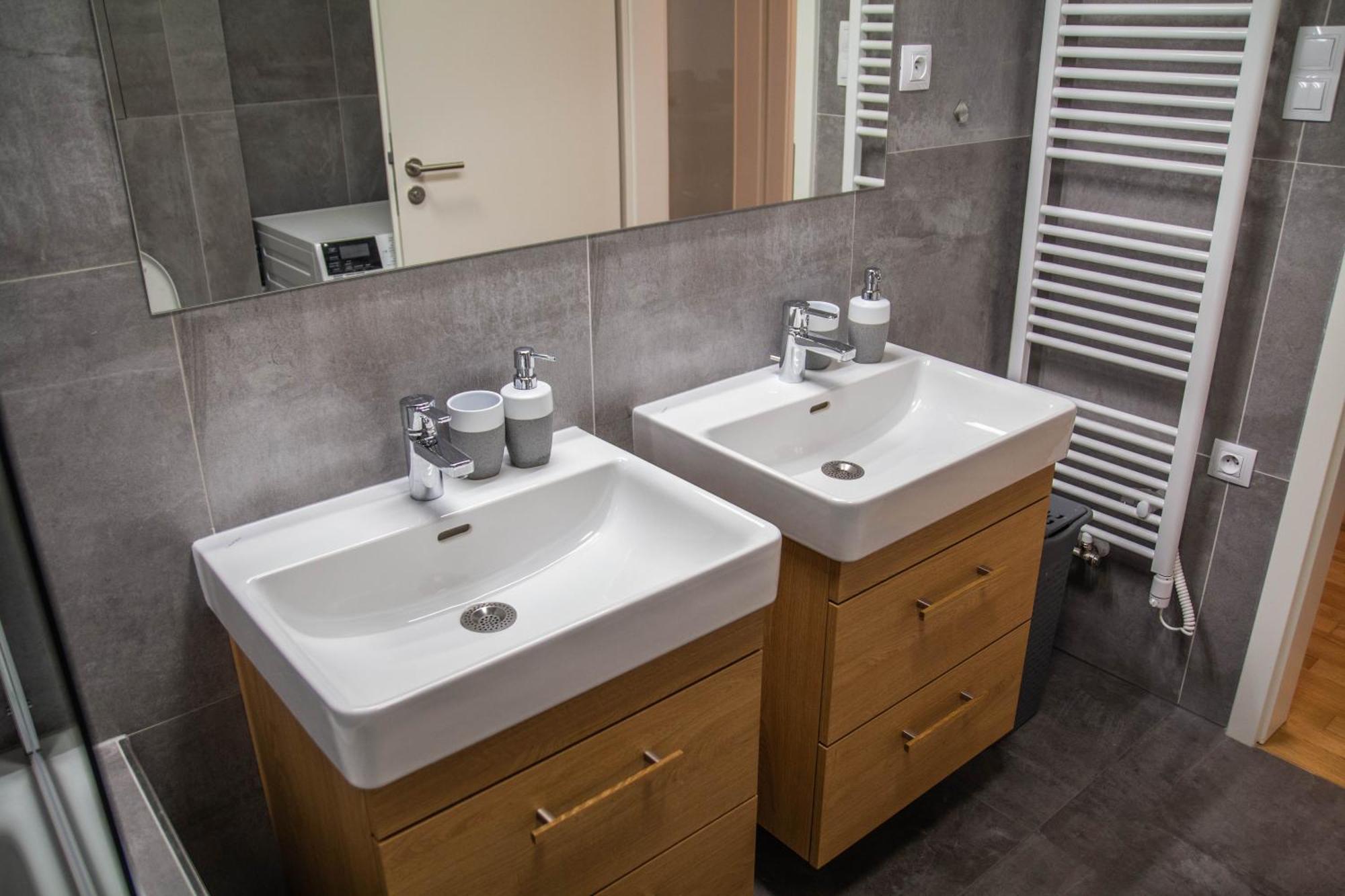 Newly Built Apartment With Balcony, Ac And Free Indoor Garage Prag Eksteriør billede